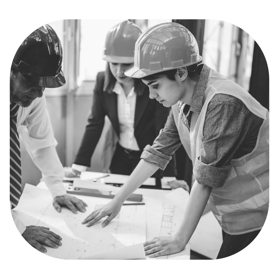 Menschen diskutieren auf Baustelle - Nachhaltigkeitsberatung mit dem Zukunfts-Kit der ZNB GmbH